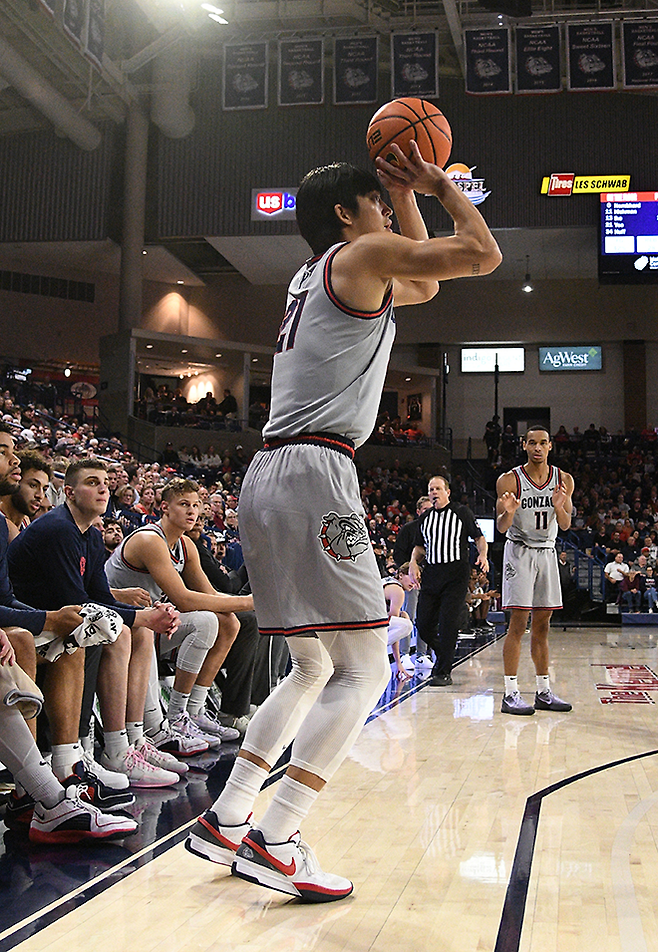 여준석이 2023-24 NCAA 디비전1 곤자가 홈경기에서 3점 슛을 넣고 있다. 사진=Getty Images=연합뉴스 제공