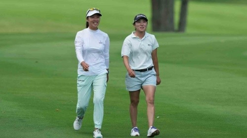 1타 차 공동 2위로 최종라운드에 나서는 김인경(오른쪽)-강혜지 조. [사진=LPGA]