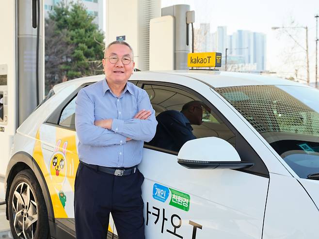 현대차 순수 전기차 ‘아이오닉 5’를 약 20만㎞ 주행해 온 택시기사 임채민 씨(사진)가 전기차의 장점으로 우수한 정숙성과 높은 페달 응답성을 꼽았다. [현대차 제공]