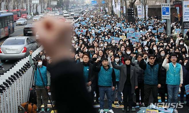[서울=뉴시스] 김선웅 기자 = 전국교직원노동조합과 유치원 교사들이 지난해 2월12일 서울 용산구 대통령실 인근에서 전국교사결의대회를 열고 정부의 유보통합 전면 철회 및 유치원 공공성 강화, 유아 만 5세 의무교육 실시, 방과후 과정과 돌봄 인력 및 예산 확대, 사립 유치원 회계 투명성 강화, 연령별 기관 일원화 등을 촉구하고 있다. (사진=뉴시스DB). 2024.06.30. photo@newsis.com