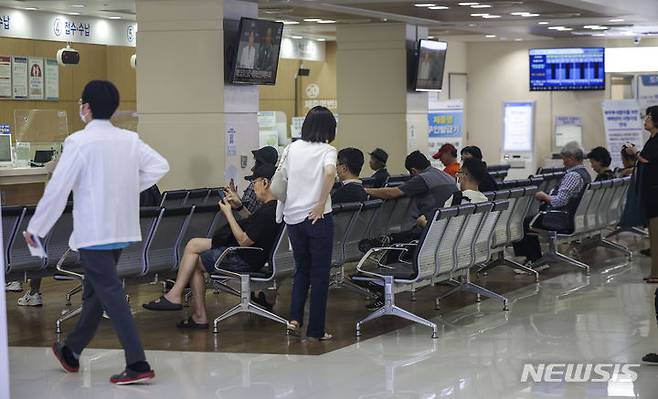 [서울=뉴시스] 정병혁 기자 =  서울 동작구 서울특별시보라매병원에 시민들이 수납을 위해 대기하고 있다. 2024.06.18. jhope@newsis.com