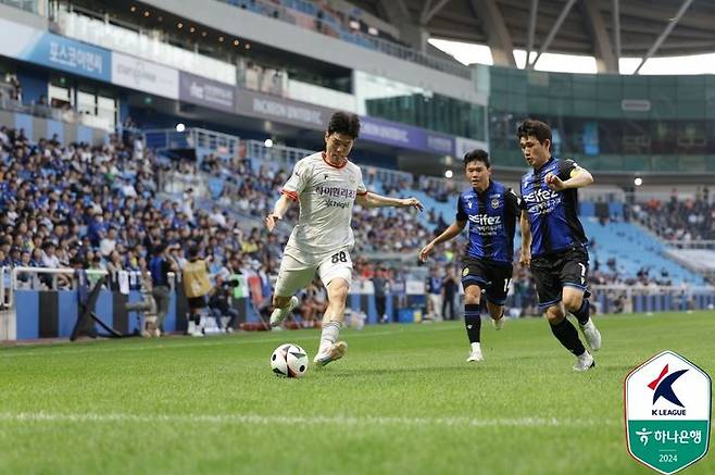 [인천=뉴시스] 프로축구 K리그1 강원FC의 황문기(왼쪽). (사진=한국프로축구연맹 제공) *재판매 및 DB 금지