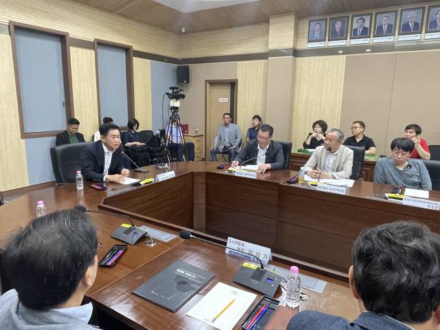 ▲지난 27일 평택시의회 간담회장에서 동삭지구의 한 아파트 분쟁과 관련해 간담회가 진행되고 있다. ⓒ프레시안(김재구)