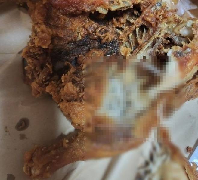 부산에 있는 한 음식점에서 구매한 치킨에서 구더기가 나온 것으로 알려진 가운데 업주가 억울함을 호소하며 정면&nbsp;반박에 나섰다. 사회관계망서비스(SNS) 갈무리