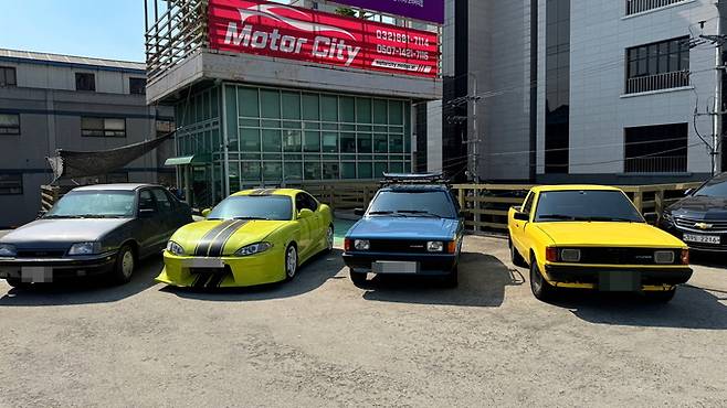 양씨는 포니 외에도 현대 티뷰론을 보유하고 있다. 좌측 끝 사진은 대우 르망.주행이 가능하다.