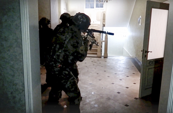 23일(현지시간) 러시아 다게스탄 자치공화국에서 연방보안국(FSB) 요원들이 대테러 작전을 수행하는 모습 / 사진=AP 연합뉴