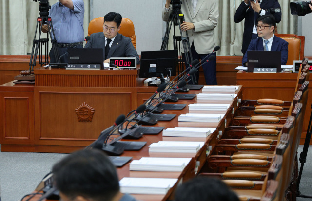 국회 운영위원회 전체회의가 열린 21일 국회 운영위 회의장에 여당 소속 위원들의 자리가 비어 있다. 연합뉴스