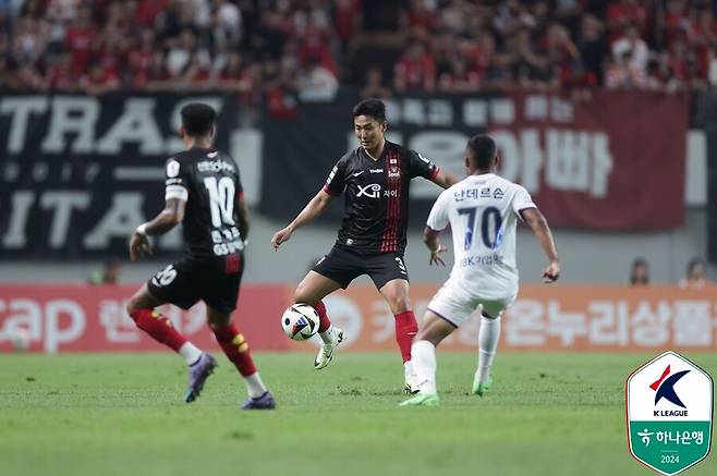 ▲ FC서울 중앙 수비수 권완규는 팬들의 인기에 점점 취해가고 있다. ⓒ한국프로축구연맹