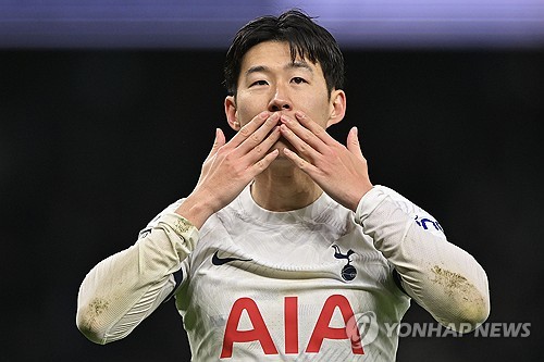 영국 축구 전문가로 알려진 키스 와이네스가 30일(한국시간) 영국 매체 풋볼 인사이더의 팟캐스트를 통해 손흥민과 토트넘 홋스퍼의 재계약이 지지부진하면서 사우디아라비아 이적 가능성을 다시 언급했다.   와이네스는 과거 2000년대 애스턴 빌라, 에버턴, 그리고 에버딘 회장을 맡았던 축구계에 굵직한 경력을 자랑하는 인물이다. 연합뉴스