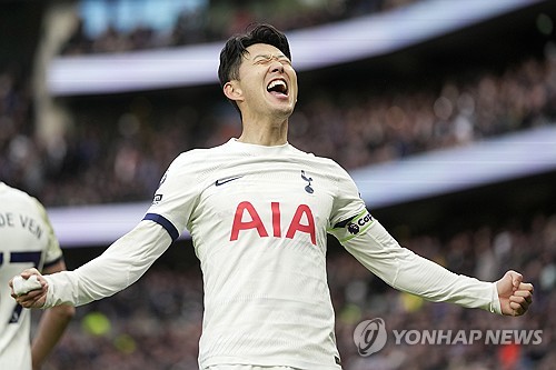 영국 축구 전문가로 알려진 키스 와이네스가 30일(한국시간) 영국 매체 풋볼 인사이더의 팟캐스트를 통해 손흥민과 토트넘 홋스퍼의 재계약이 지지부진하면서 사우디아라비아 이적 가능성을 다시 언급했다.   와이네스는 과거 2000년대 애스턴 빌라, 에버턴, 그리고 에버딘 회장을 맡았던 축구계에 굵직한 경력을 자랑하는 인물이다. 연합뉴스