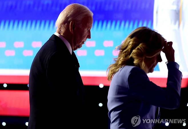 토론 무대서 내려오는 바이든 美대통령과 영부인 (애틀랜타 AFP=연합뉴스) 조 바이든 미국 대통령이 2024년 6월 27일(현지시간) 미국 조지아주 애틀랜타에서 열린 CNN 주최 대선 TV토론을 마친 뒤 아내 질 바이든의 손을 잡고 걸어 나가고 있다. 2024.6.29