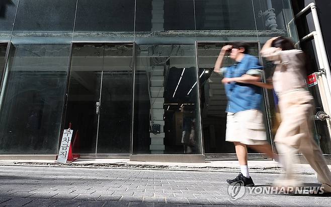 코로나 때보다 높아진 외식업체 폐업률 (서울=연합뉴스) 서대연 기자 = 지난해 외식업체 폐업률이 코로나19 시기보다 높아진 것으로 나타났다.
    28일 핀테크 기업 핀다의 빅데이터 상권분석 플랫폼 '오픈업'에 따르면 지난해 외식업체 81만8천867개 중 폐업한 업체는 17만6천258개로 폐업률이 21.52%에 달했다. 사진은 이날 서울 시내 한 상가 공실의 모습. 2024.4.28 dwise@yna.co.kr