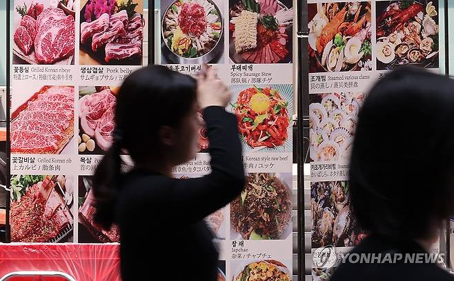 외식하기 무섭네... (서울=연합뉴스) 한상균 기자 = 11일 한국소비자원 가격정보종합포털 '참가격'에 따르면 외식 대표 메뉴 삼겹살 1인분 가격이 2만83원으로 4월 1만9천981원에서 102원(0.5%) 올랐다.
    사진은 이날 서울 시내 음식점 모습. 2024.6.11 xyz@yna.co.kr