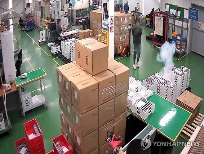 화성 리튬전지 공장 화재, 배터리 1차 폭발 (서울=연합뉴스) 소방청 중앙긴급구조통제단이 25일 공개한 경기 화성 리튬전지 제조업체인 아리셀 공장의 화재 진행 상황이 담긴 내부 CCTV 화면. 
    10시30분03초께 배터리가 1차 폭발하고 있다. 2024.6.25  [중앙긴급구조통제단 제공. 재판매 및 DB 금지] photo@yna.co.kr