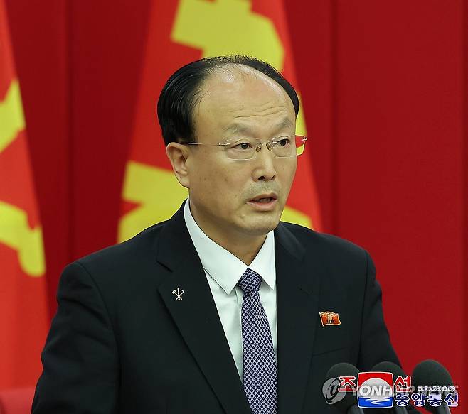 '김정은 배지' 착용하고 토론하는 북한 간부들 (평양 조선중앙통신=연합뉴스) 김정은 북한 국무위원장 참석 아래 지난 29일 노동당 중앙위원회 제8기 제10차 전원회의 2일차 회의가 진행됐다고 조선중앙통신이 30일 보도했다. 이날 중앙통신이 발행한 사진을 보면 북한 간부들이 김정은 위원장의 얼굴이 새겨진 배지(초상휘장)를 왼쪽 가슴에 착용하고 토론을 하고 있다. 김 위원장 배지는 이번에 처음으로 포착됐다. 2024.6.30 
    [국내에서만 사용가능. 재배포 금지. For Use Only in the Republic of Korea. No Redistribution] nkphoto@yna.co.kr