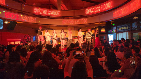 지난 6월 12일 중국 쓰촨성 청두시 란구이팡 한 음식점에서 K팝 랜덤댄스 대회가 열렸다. 사진 이도성 특파원