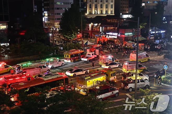 1일 저녁 서울 중구 시청역 교차로에서 60대 남성이 몰던 차가 인도로 돌진해 최소 15명 사상자가 발생, 구조대원들이 현장을 수습하고 있다. 2024.7.1/뉴스1 ⓒ News1 구윤성 기자