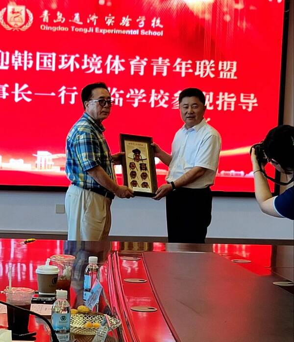 유범진 이사장과 청도실험학교 동사장이 선물 교환식을 하고 있다.&nbsp;