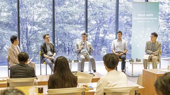 지난달 27일 서울 광진구 워커힐 아카디아에서 열린 '넥스트 쉬프트 생물다양성 포럼' 참석 인사들이 기념촬영을 하고 있다. 왼쪽부터 김용성 SK하이닉스 환경에너지팀장, 이재호 환경부 국립생물자원관 연구관, 김창배 상명대 생명공학전공 교수, 이종호 마이크로소프트 이사, 최준호 숲과나눔재단 소장.[사진제공=SK하이닉스]