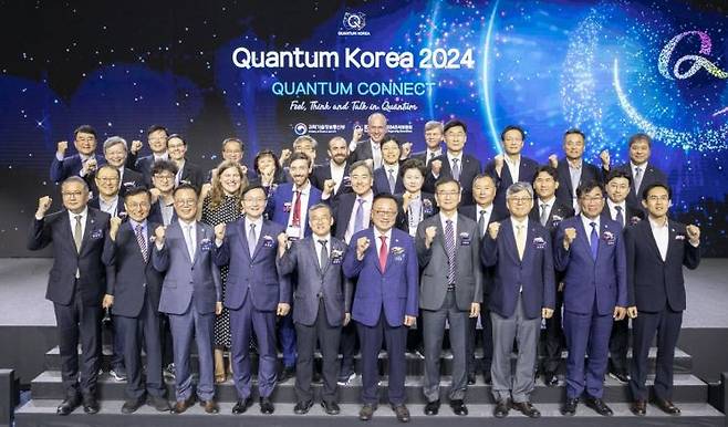 지난달 25일 경기 고양시 킨텍스에서 열린 퀀텀코리아 2024 개막식에서 참석자들이 기념 촬영을 하고 있다. [이미지출처=연합뉴스]