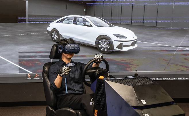 지난 10일 오후 경기 화성 현대차그룹 남양연구소에서 제네시스엔지니어링솔루션팀 연구원이 VR 기기를 통해 가상 공간에 구현된 아이오닉6 자동차 가상 운행을 하고 있다. /고운호 기자