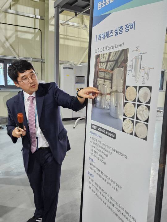 박정현 화학연 선임연구원이 탄소중립화학공정실증센터에서 24종의 장비에 대해 설명하고 있다.