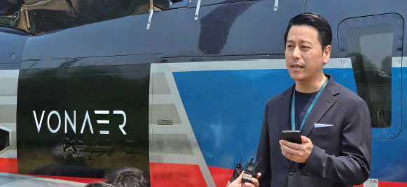 6월 10일 서울 송파구 잠실 한강공원헬기장에서 본에어 서비스를 론칭한 모비에이션의신민 대표가 기자회견을 하고 있다. 사진 윤희훈 기자