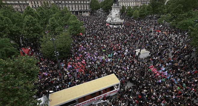 6월 15일 프랑스 파리에서 열린극우 반대 시위에시민들이 참석하고 있다.주최 측에 따르면 파리에서만 25만 명이모였다. 사진 AFP연합