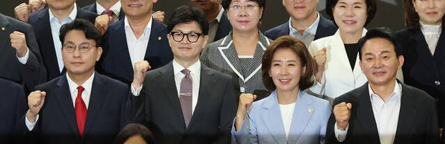 국민의힘 당대표 출마 선언을 한 윤상현 의원(왼쪽부터), 한동훈 전 비상대책위원장, 나경원 의원, 원희룡 전 국토부 장관이 지난 24일 국회에서 열린 국민의힘 초선의원 공부모임에 참석해 기념촬영을 하며 파이팅하고 있다. 연합뉴스