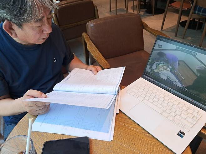 21일 이영문 전 국립건강정신센터장이 고 김형진씨의 입원기간 영상을 본 뒤 춘천ㅇ병원이 작성한 의무기록지 등을 살펴보고 있다. 고경태 기자