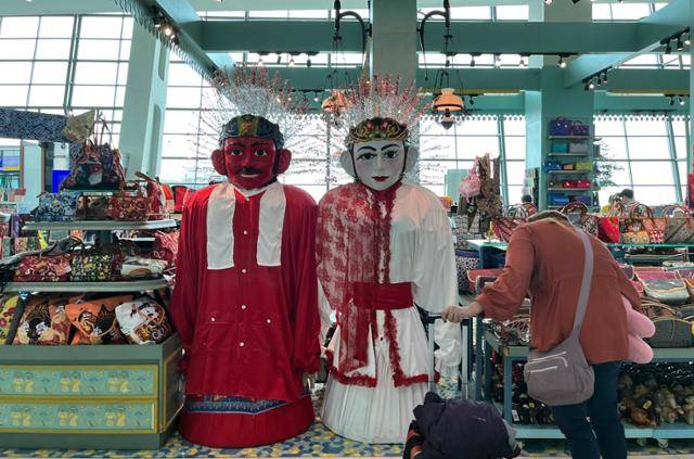 지난해 11월 인도네시아 자카르타 수카르노 하타 국제공항에서 한 여행객이 기념품을 살펴보고 있다. 자카르타=허경주 특파원