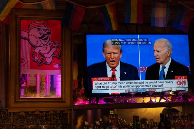 미국 오하이오주 신시내티의 한 술집에서 지난달 27일 대형 TV 화면을 통해 미 대선 후보 토론회 생중계가 방송되고 있다. 신시내티=AP 연합뉴스
