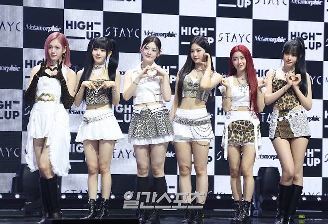 그룹 스테이씨(STAYC) 재이, 시은, 세은, 아이사, 수민, 윤(왼쪽부터)이 1일 오후 서울 광진구 예스24 라이브홀에서 열린 정규 1집 '메타모르픽(Metamorphic)' 발매 기념 쇼케이스에 참석해 포즈를 취하고 있다. 타이틀곡 '치키 아이씨 땡(Cheeky Icy Thang)'은 얼음처럼 쿨하지만, 핫하고 발칙하기도 한 스테이씨의 애티튜드를 담은 노래다. 서병수 기자 qudtn@edaily.co.kr /2024.07.01/