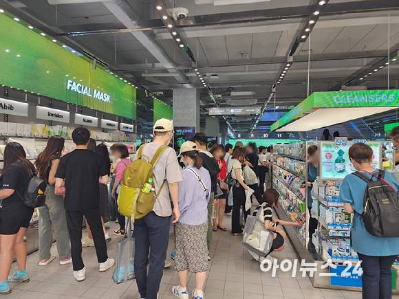 20일 오후 올리브영 명동타운점이 외국인들로 붐비고 있다. [사진=구서윤 기자]