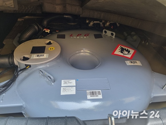 K5 LPG 하이브리드 모델 트렁크 공간에 탑재된 도넛형 LPG 탱크.