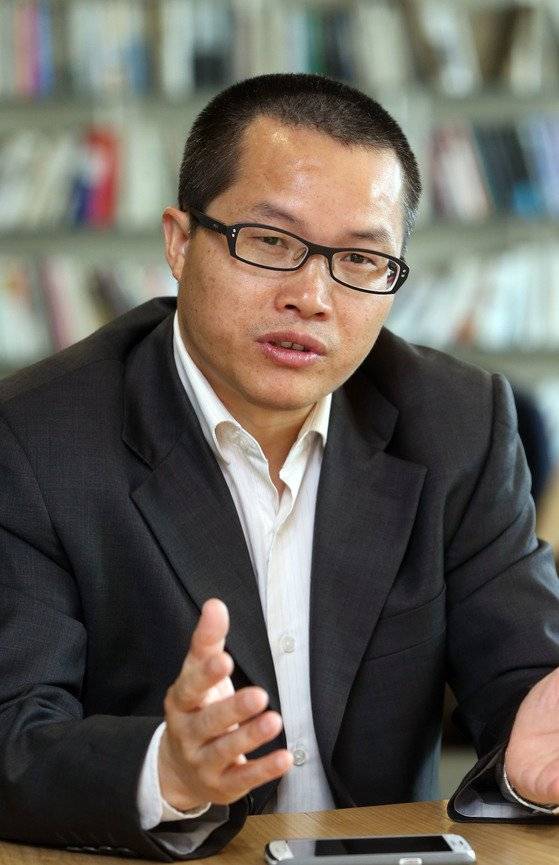 중국 공산당 중앙당교 기관지인 학습시보의 부편집장을 지낸 덩위원(鄧聿文·56). 강정현