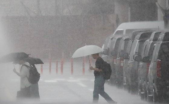 지난달 29일 오후 제주국제공항에 굵은 장맛비가 쏟아지고 있다.  뉴시스