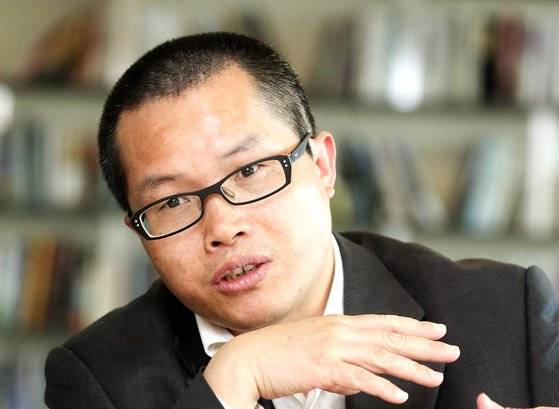 시진핑 중국 주석을 비판해온 중국인 저술가 덩위원이 최근 시 주석과 중국 정부를 비판하는 책과 글을 발표한 뒤 악의적인 SNS 공격에 시달리고 있다고 미국 매체와의 인터뷰에서 밝혔다. 중앙포토