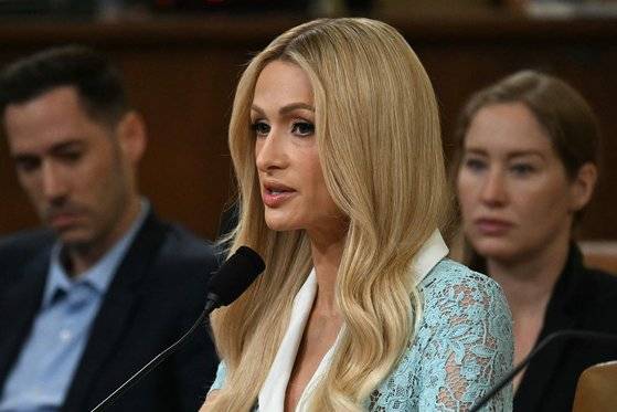 지난달 26일(현지시간) 미국 하원 조세무역위원회 주관의 '미 어린이 보호 및 복지 강화' 청문회에 출석해 증언하는 패리스 힐튼. AFP=연합뉴스