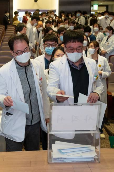 ▲ 지난 3월 25일 오전 서울 고려대학교 안암병원에서 열린 ‘고려대학교 의료원 교수 총회’에서 교수들이 사직서를 제출하고 있다. 연합뉴스