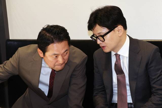 ▲ 국민의힘 당 대표 경선에 출마한 한동훈 전 비상대책위원장이 지난 24일 서울 여의도의 한 식당에서 장동혁 의원과 대화하고 있다. 연합뉴스