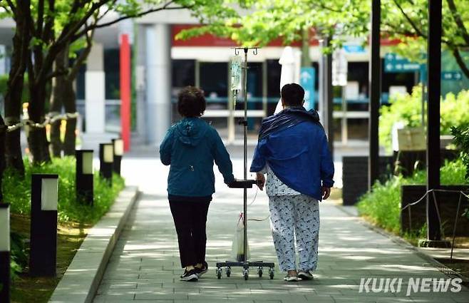 서울의 한 상급종합병원 정원에서 환자와 보호자가 이동하고 있다. 사진=곽경근 대기자