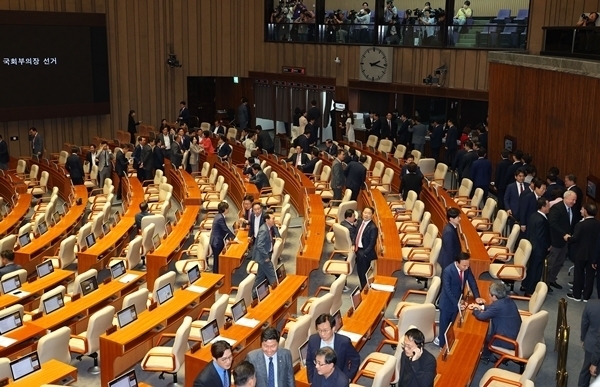 27일 국회 본회의장에서 의원들이 국회부의장 선거 투표를 하고 있다. 연합뉴스