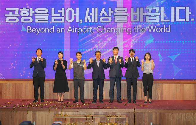 이학재 인천공항공사 사장 등 관계자들이 1일 공사 대강당에서 인천공항 미래 전략을 담은 ’인천공항 비전 2040‘을 선포하고 기념사진을 찍고 있다. <인천공항공사>