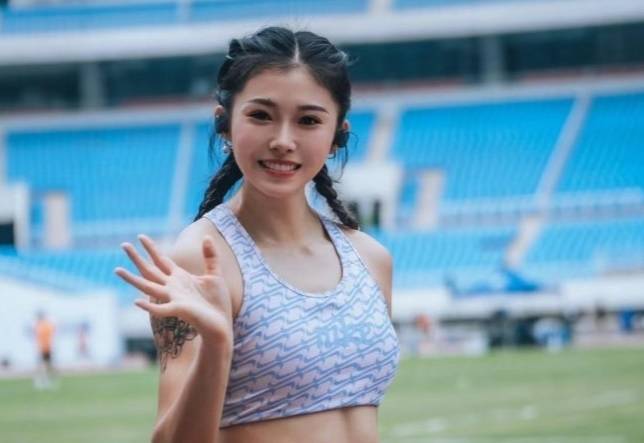 ‘외모에만 신경쓰고 경기에는 집중하지 않는다’며 일부 팬들로부터 비난을 받아온 중국 미녀 육상선수가 자체 최고 기록을 세워 화제다. [사진출처 = SCMP]