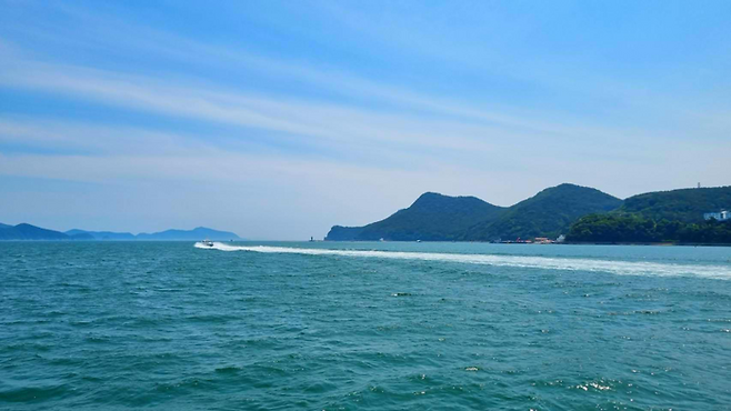요트 체험 중 찍은 통영 바다 / 사진=김혜성 여행+ 기자