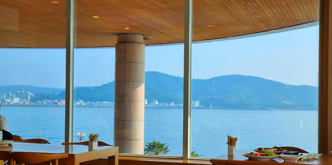 금호통영마리나 리조트 한식당 동백에서 볼 수 있는 바다 전망 / 사진=김혜성 여행+ 기자