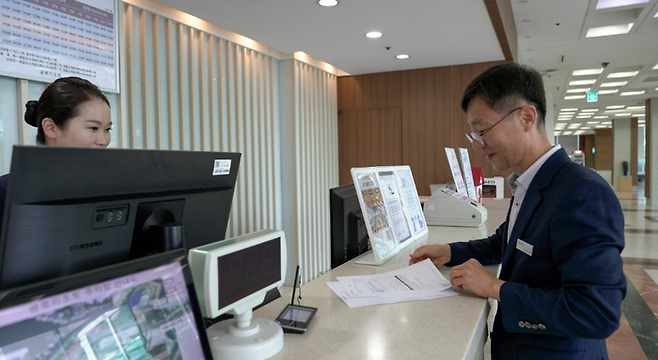 양진호 총지배인이 프론트에서 일하고 있다 / 사진=김규란 여행+ PD