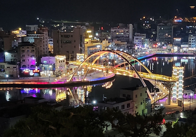 통영 디피랑에서 내려다 본 야경 / 사진=김규란 여행+ PD