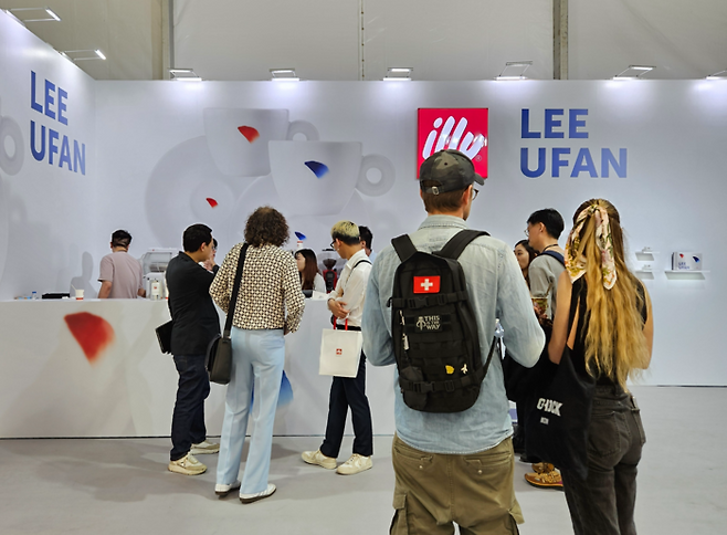 지난 3월 홍콩에서 열린 아트페어 ‘아트 센트럴 2024’ 전시장에 마련된 일리카페의 ‘일리 아트컬렉션 이우환 에디션’ 부스. 홍콩 송경은 기자